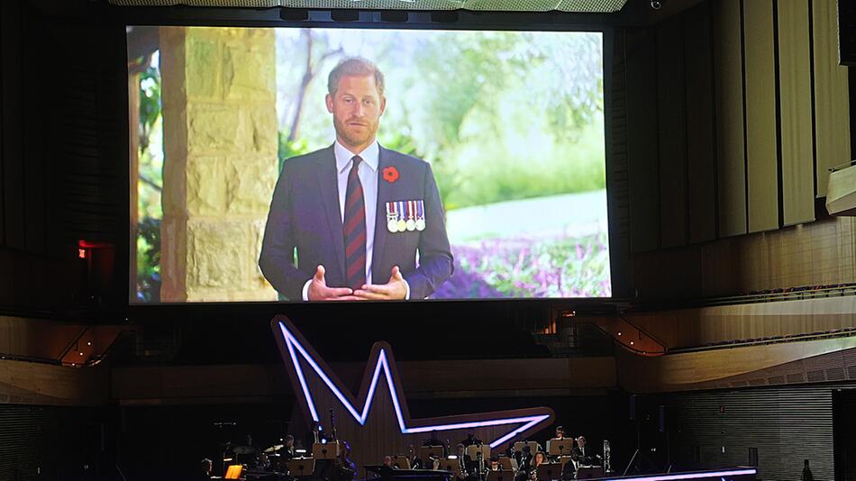 Überraschung: Prinz Harry feiert Debüt als Stand-Up-Comedian