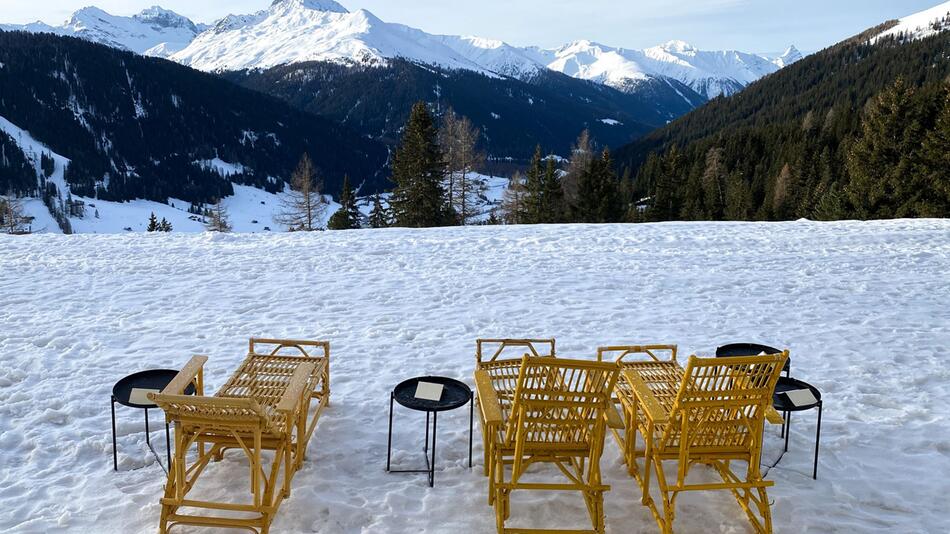 Alte Rattanliegen vor dem "Berghotel Schatzalp"