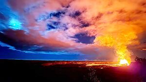 Feuerspektakel vor Mond: Kilauea schleudert nachts Lavafontäne in den Himmel