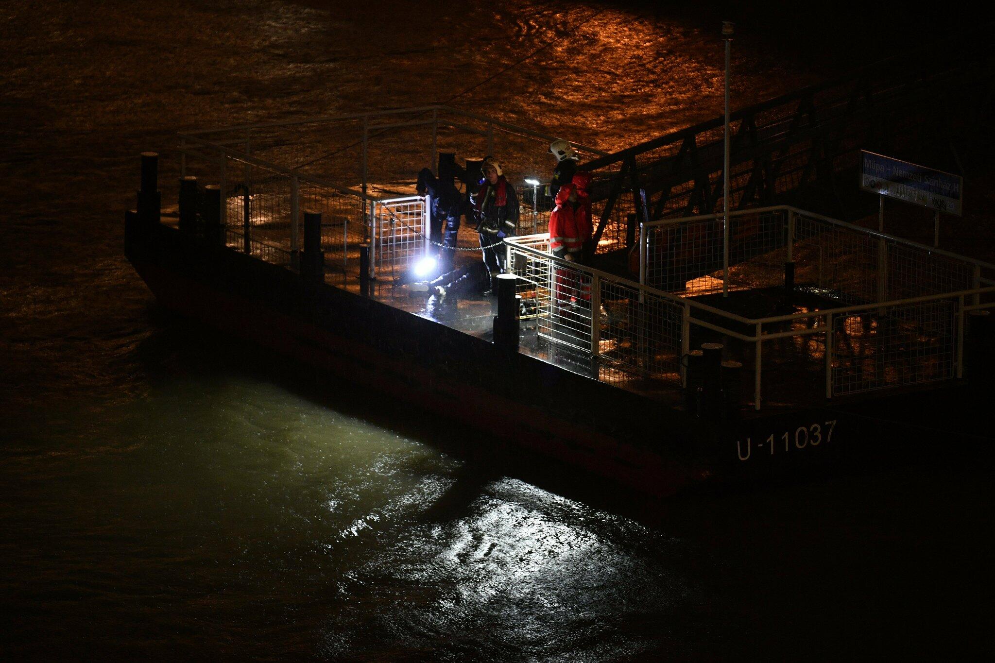 Zusammenstoß auf der Donau Bilder vom Schiffsunglück in Budapest GMX AT