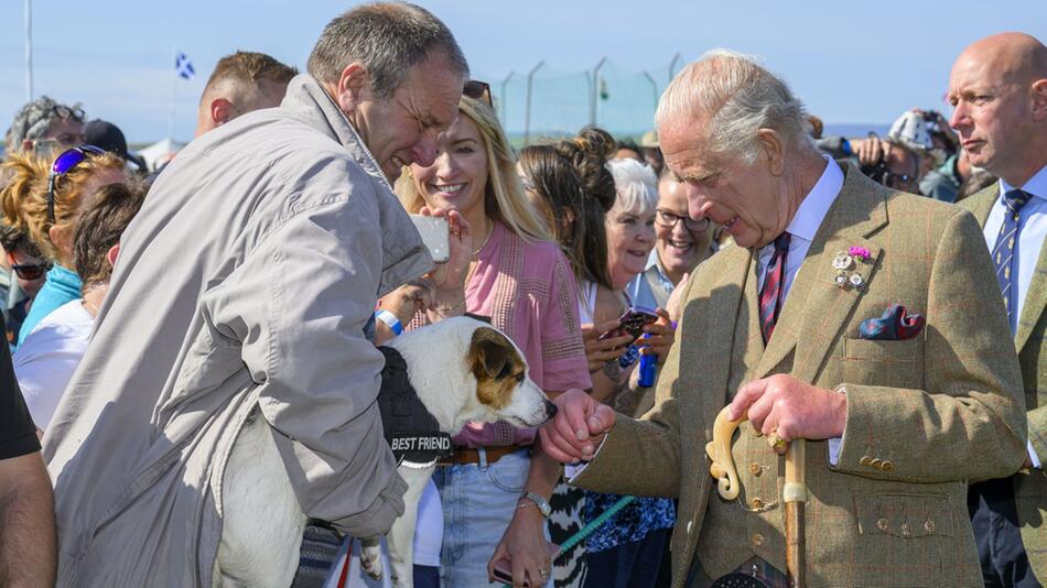 König Charles mit einem tierischen Besucher bei den Highland Games in Caithness.