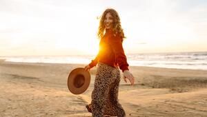 Frau geht alleine und lächelt