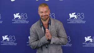 Ricky Martin schritt mit großer Freude und Dankbarkeit über den roten Teppich in Venedig, um ...