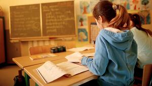 Zwei Schülerinnen sitzen im Klassenzimmer an einem Tisch