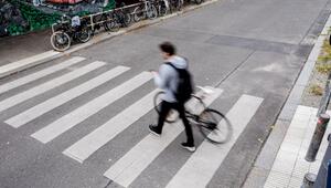 Mann schiebt sein Fahrrad über einen Fußgängerüberweg