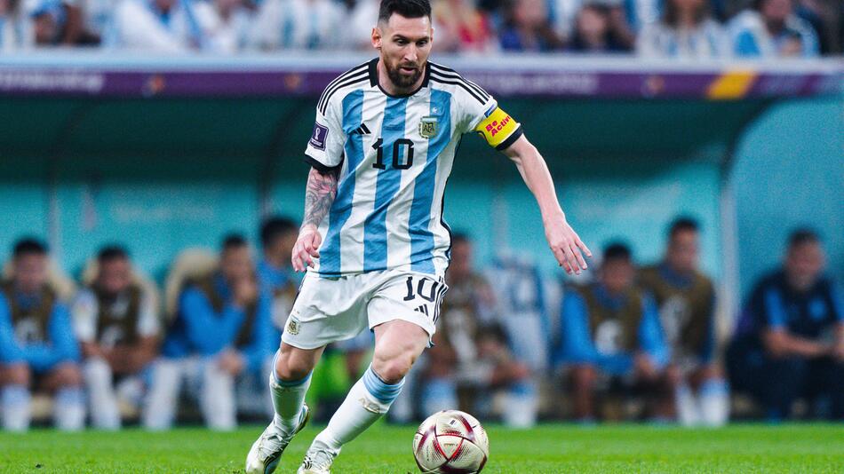 Kaptiän der Argentinischen Fußballnationalmannschaft, Lionel Messi, spielt den Ball.