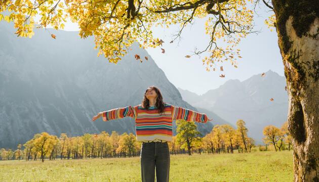 Frau unter einem Baum