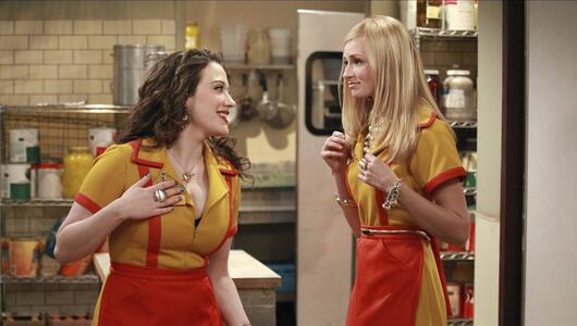 Kat Dennings (l.) und Beth Behrs