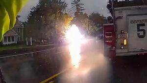Feuerball an Unfallstelle: Auto fährt über Stromleitungen in Rhode Island