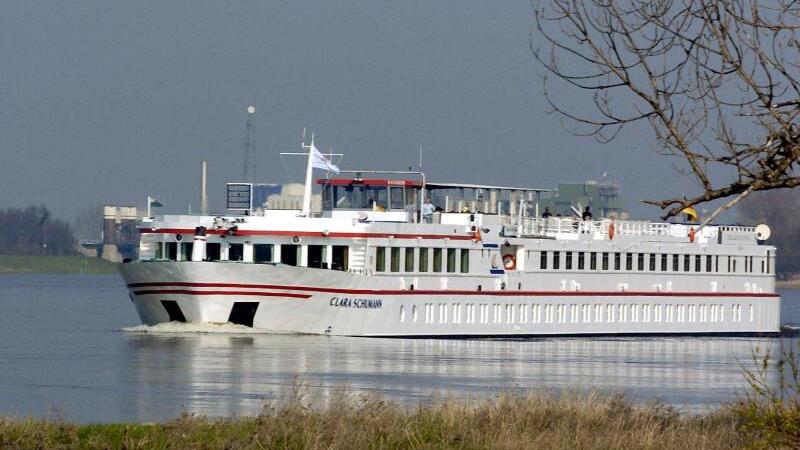 Schwimmendes Hotel auf der Elbe