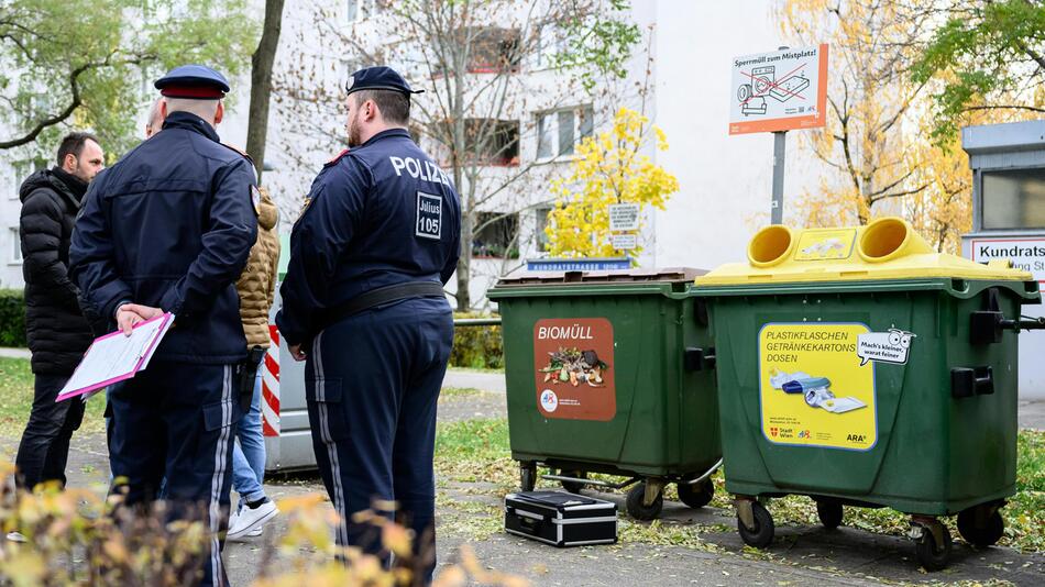 Einsatzkräfte der Polizei am Fundort des toten Babys