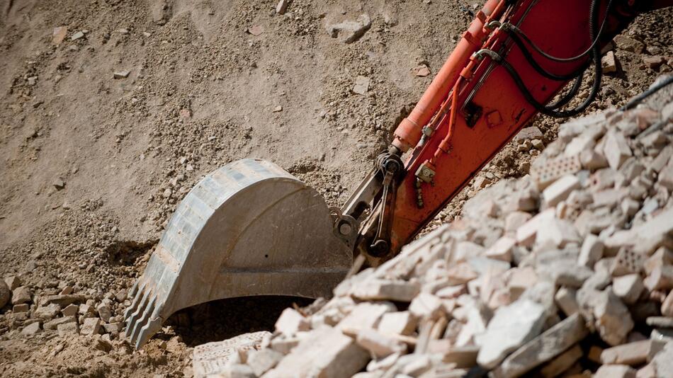 Baggerschaufel ist auf einer Baustelle zu sehen