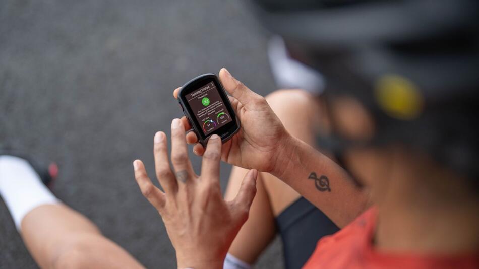 Ein Radfahrer mit einem Garmin GPS-Gerät