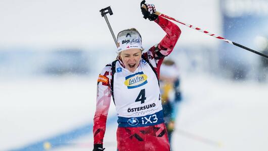 Biathletin Lisa Theresa Hauser feiert ihren Sieg in der Verfolgung in Östersund.