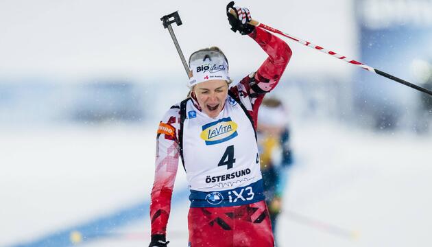 Biathletin Lisa Theresa Hauser feiert ihren Sieg in der Verfolgung in Östersund.