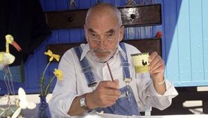 So bleibt er vielen Menschen im Gedächtnis: Peter Lustig vor dem legendären Bauwagen seiner ZDF ...