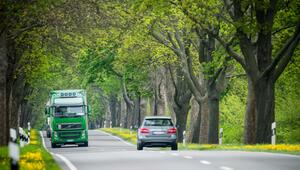 Lkw und Pkw fahren auf einer Landstraße