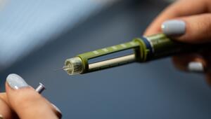 Eine Frau hält einen Insulin-Pen in der Hand