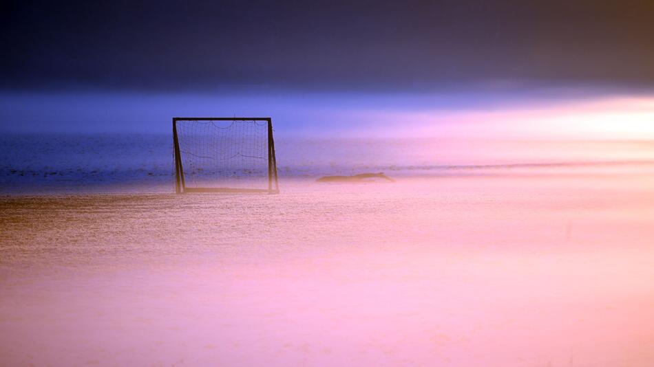 Ein Fußballtor im Morgennebel