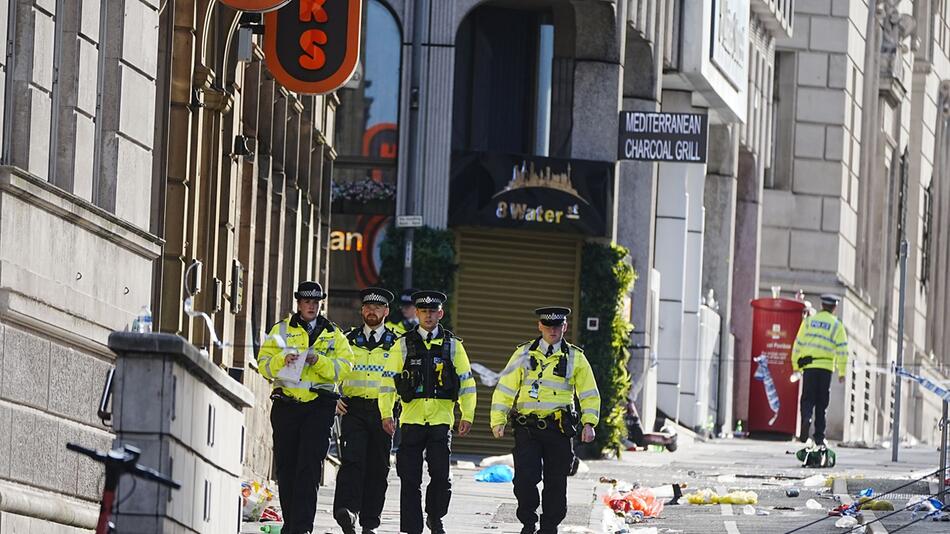 Siegerparade in Liverpool - Auto fährt in Menschenmenge