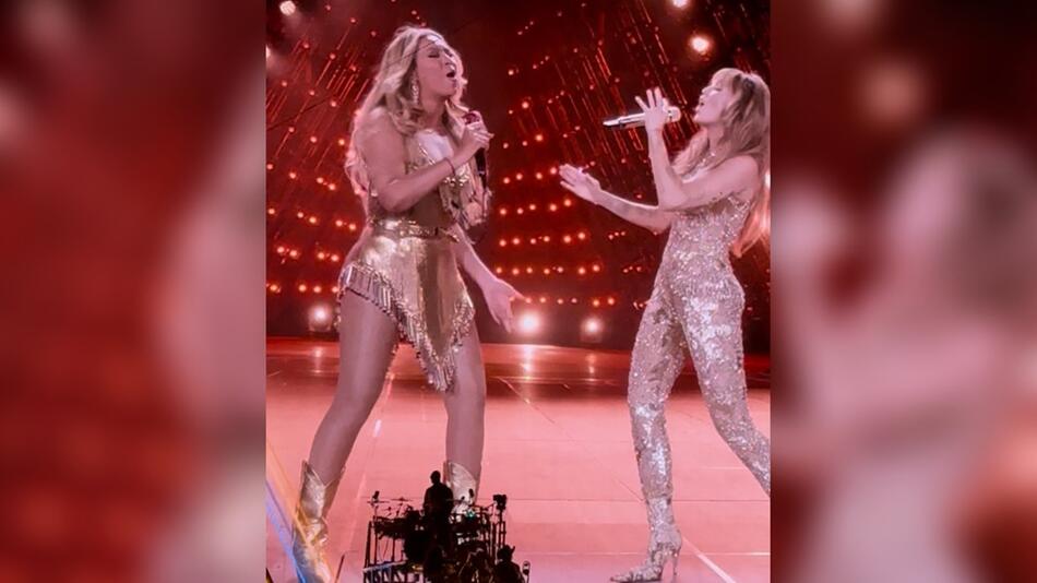 Beyoncé (l.) und Miley Cyrus auf der Bühne in Paris.