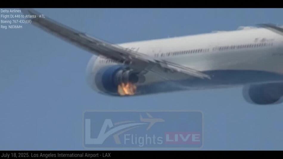 Flugzeugtriebwerk fängt Feuer