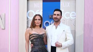 Jennifer Lopez hat Gerüchte um eine mögliche Romanze mit ihrem "Office Romance"-Co-Star Brett ...