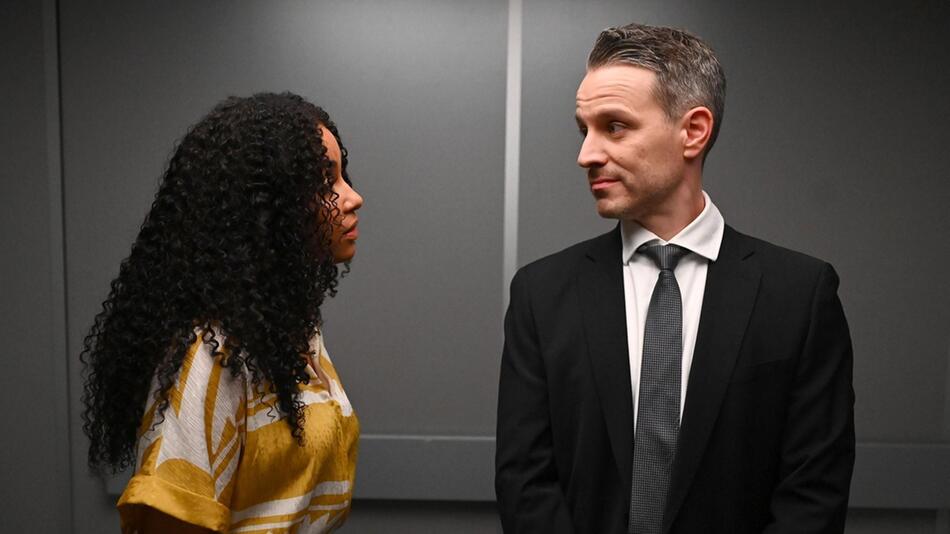 "Alles was zählt": Imani (l.) bringt Kilian ungewollt auf eine Idee, wie er sie für sich gewinnt.