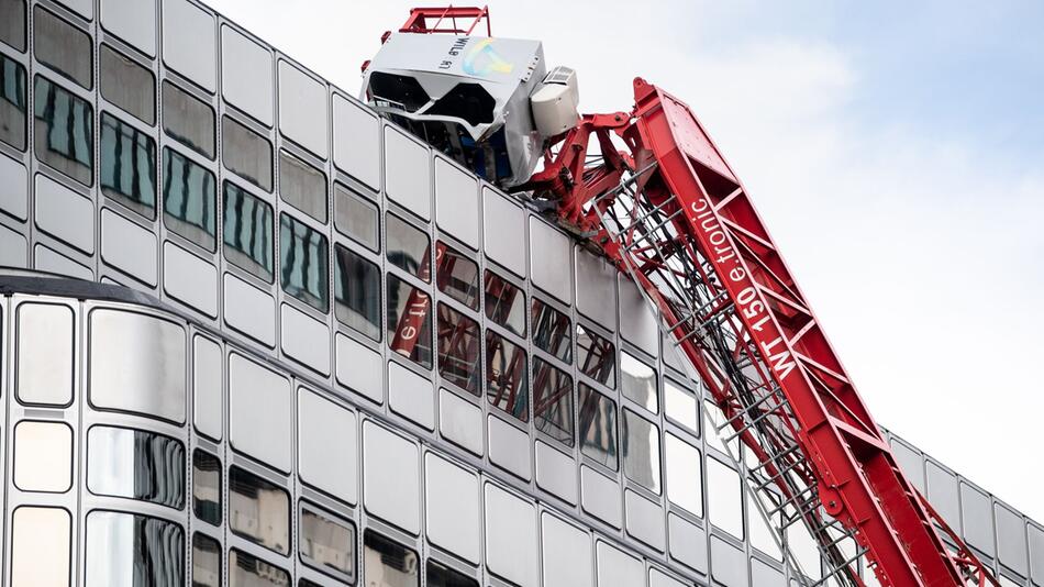 Zwei Schwerverletzte durch umgestürzten Baukran