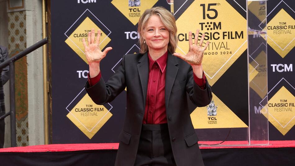 Hollywood-Star Jodie Foster präsentiert stolz ihre zementverschmierten Hände