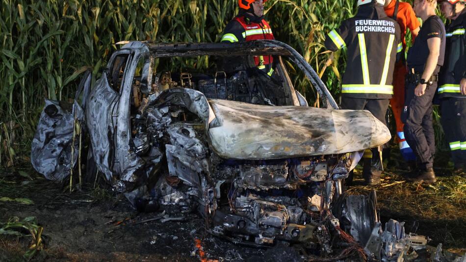 Das Auto krachte gegen einen Baum und ging dann in Flammen auf