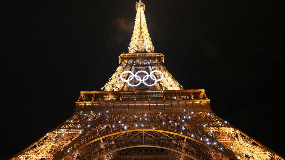 Die olympischen Ringe leuchten am Eiffelturm in Paris