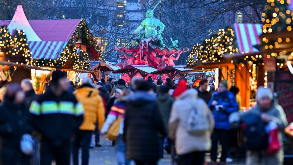 Besucher auf einem Weihnachtsmarkt in Berlin