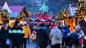 Besucher auf einem Weihnachtsmarkt in Berlin