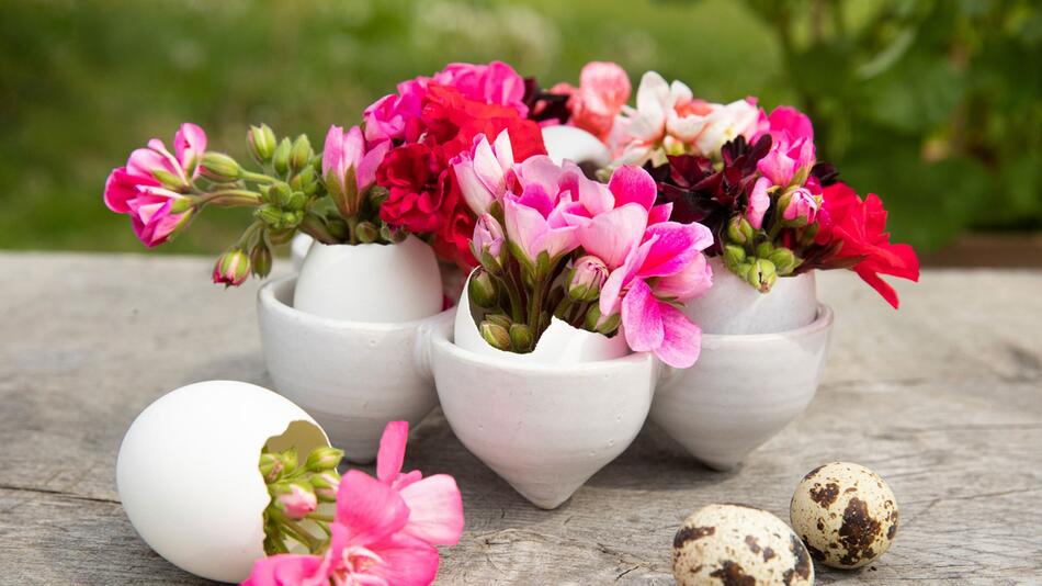 Osterschmuck mit Blüten