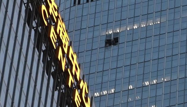 Kleinflugzeug prallt gegen höchsten Wolkenkratzer Pekings