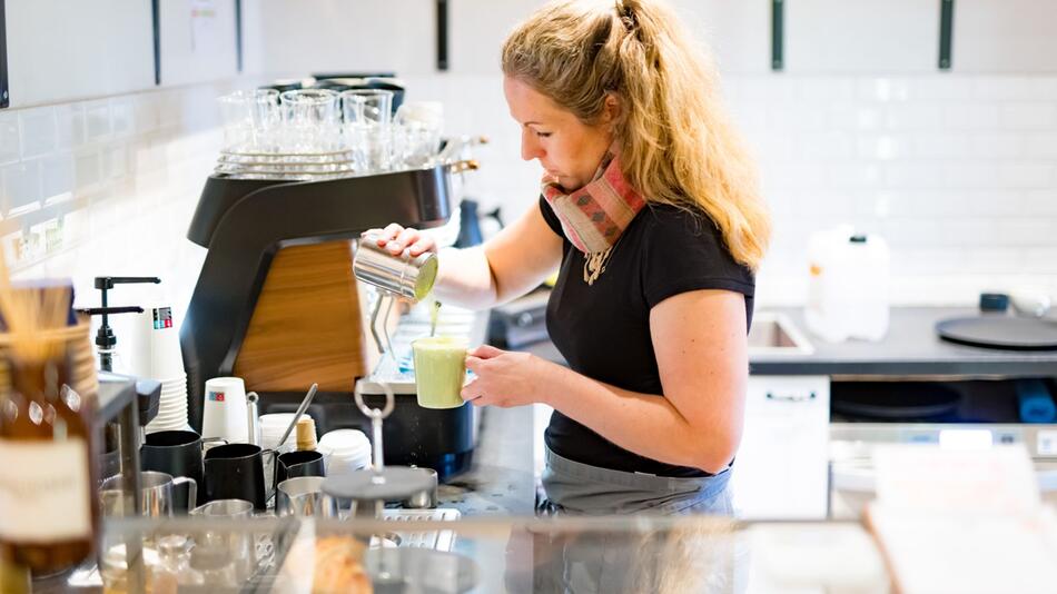 Julia Strasser in ihrem Café "Barista Sistar"