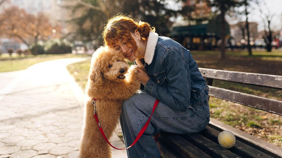 Eine Frau mit einem Hund.