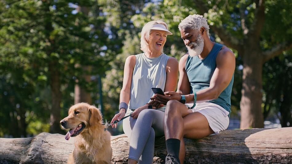 Mann, Frau und Golden Retriever beim Ausflug in der Natur