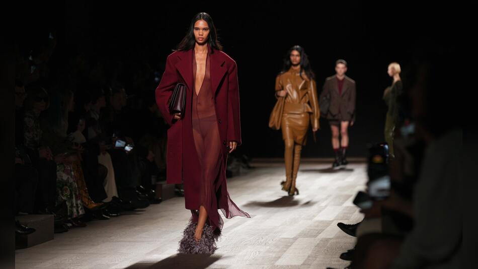 Das Label Ferragamo präsentierte für die Herbst-/Winterkollektion 2025 einige moderne Looks in ...