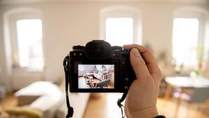 Ein Mann macht Fotoaufnahmen in einer Wohnung