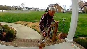 Kundin filmt 78-jährigen Essenlieferanten – was dann passiert, verändert sein Leben