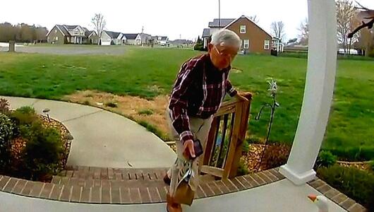 Kundin filmt 78-jährigen Essenlieferanten – was dann passiert, verändert sein Leben