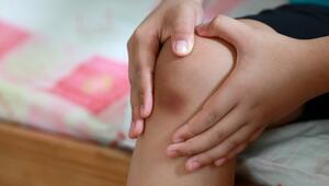 Kind hat blaues Knie