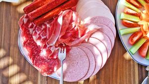 Verschiedene Wurst- und Schinkensorten, darunter Salami, Kochschinken, Mortadella und dünn ...