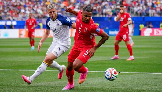Ermedin Demirovic und Manuel Akanji kämpfen um den Ball.