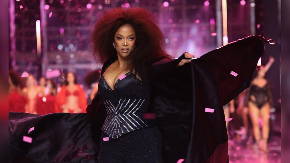 Tyra Banks stahl bei der Victoria's Secret Show 2024 allen Kolleginnen die Show.