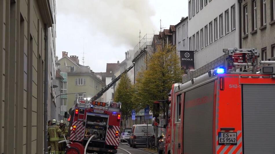 Großeinsatz für Polizei und Feuerwehr: Zwei Tote und Verletzte nach Brand in Esslingen