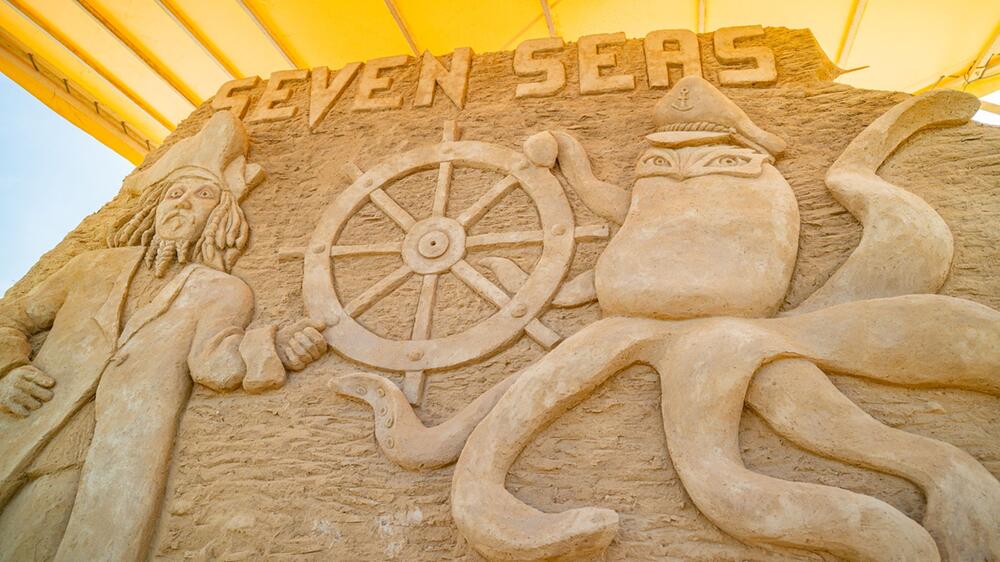 Sandskulptur von Jack Sparrow in der Sandwelt in Warnemünde