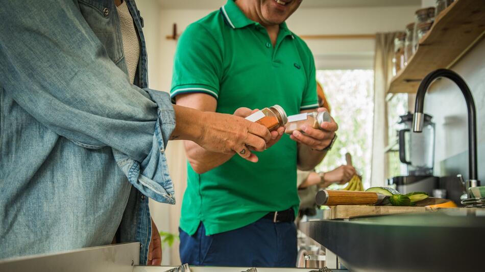 Eine Familie kocht gemeinsam